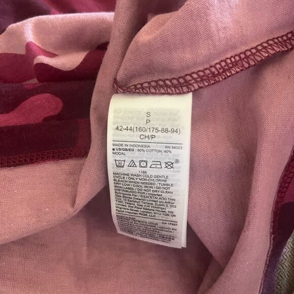 Gap NWT pink & burgundy camo t-shirt vneck shirt sleeves sz S cotton blend - Picture 6 of 7